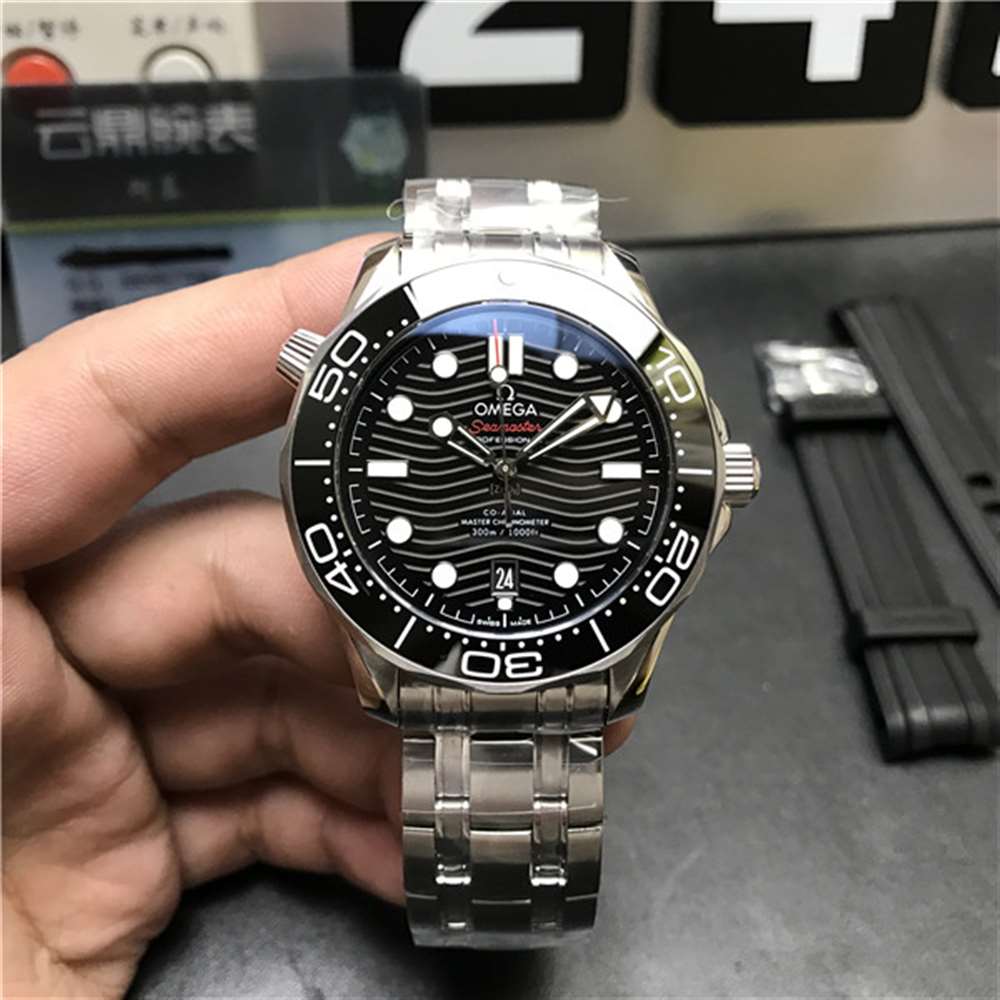VS厂欧米茄新海马300V2版复刻做工如何?对比正品能否乱真?