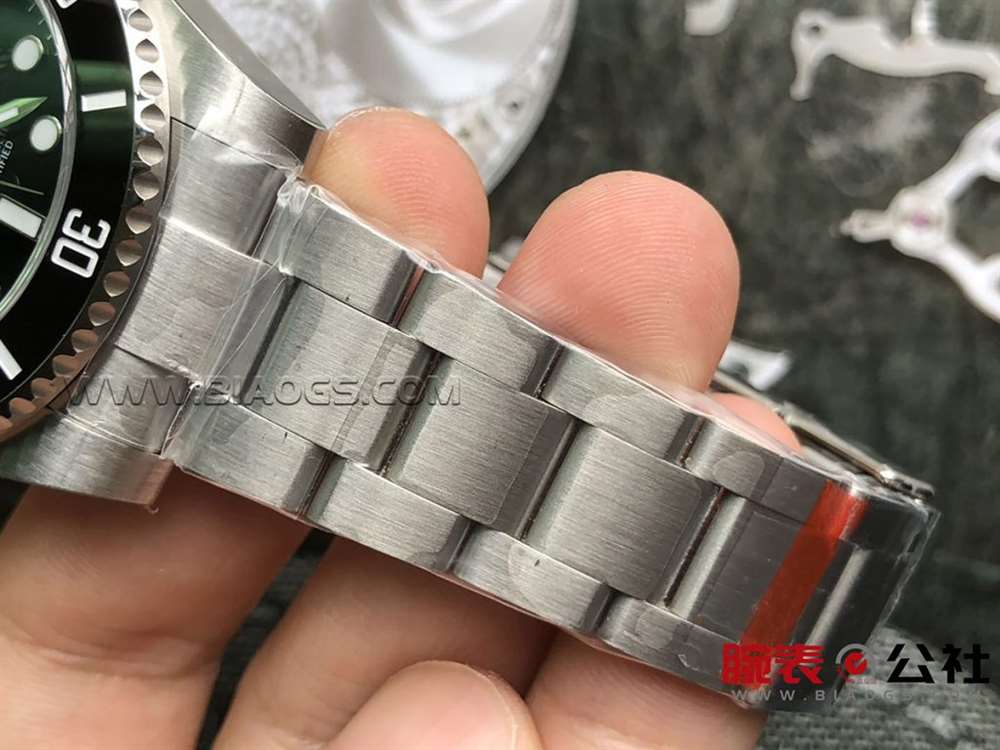 实测:N厂V8版劳力士水鬼复刻表一眼假? 第3张