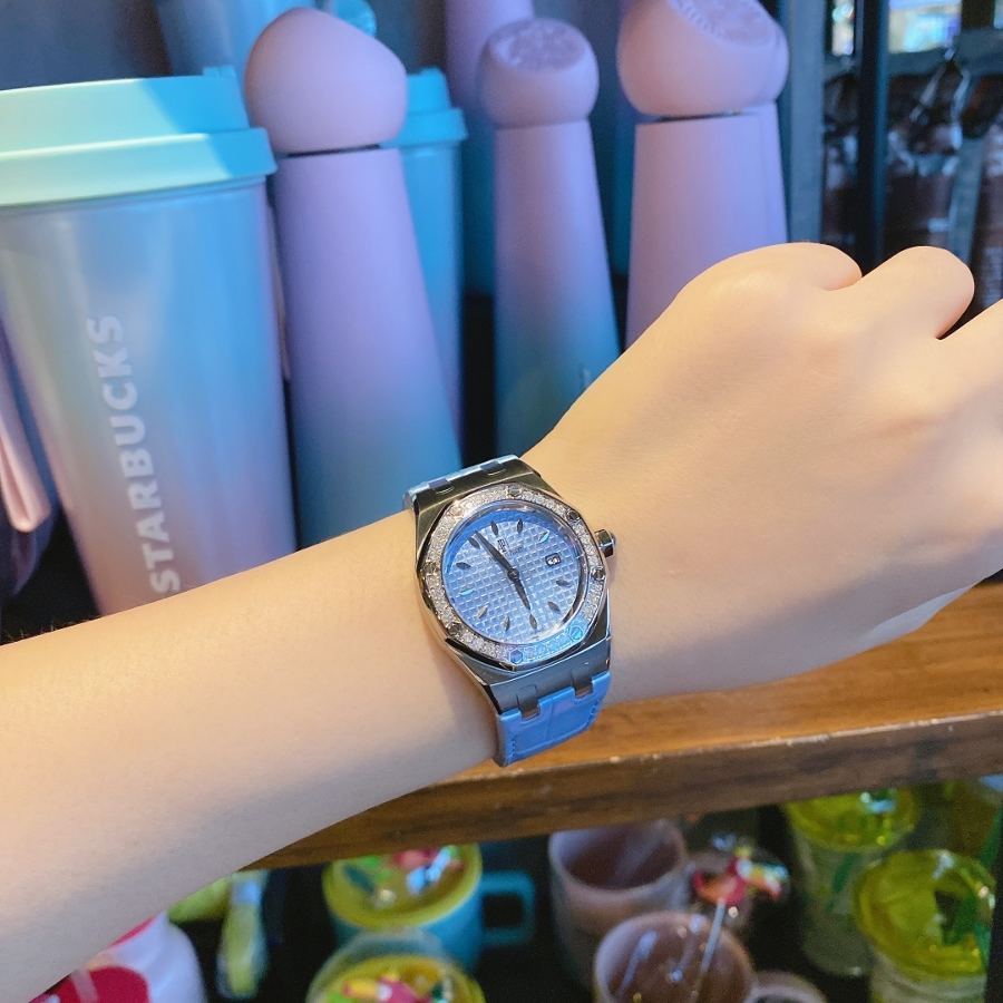 爱彼皇家橡树系列型号67601石英腕表（蓝）-送给女神的“七夕”礼物  第1张
